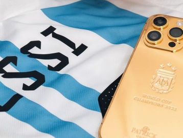 Messi presenteia jogadores da Argentina com iPhone 14 Pro de ouro