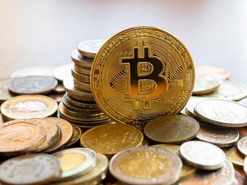 Bitcoin: por que as criptomoedas sobem com os grandes bancos em crise?