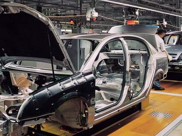 Montadoras paralisam produção de carros por falta de peça e queda em vendas