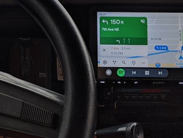 GM vai deixar de incluir Apple CarPlay e Android Auto em carros elétricos