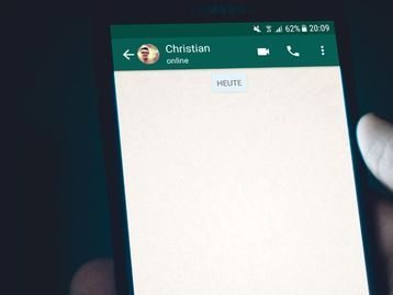 Como colocar mensagem automática no WhatsApp?