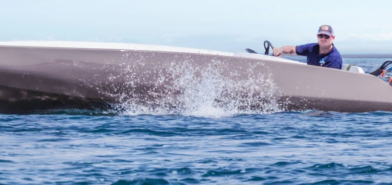 Lancha elétrica mais leve do mundo tem 89 kg e cabe em cima de carro