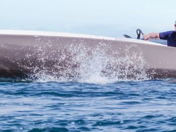 Lancha elétrica mais leve do mundo tem 89 kg e cabe em cima de carro