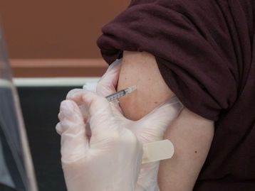 É possível tomar vacina bivalente de covid e influenza no mesmo dia?