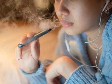 Governo britânico dará vapes aos fumantes para que deixem o tabaco