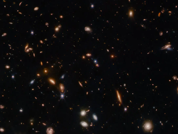 Cientistas descobrem galáxia minúscula utilizando o Telescópio James Webb