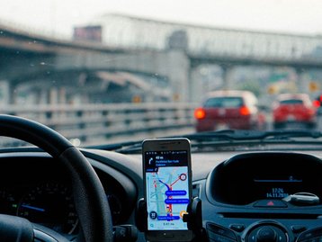 Corrida no Uber e 99 fica mais cara para usuários com pouca bateria?