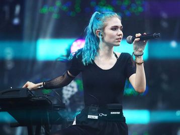 Grimes permite replicar sua voz por IA em músicas, mas cobra 50% dos lucros
