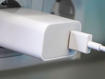 Alerta viagem: carregar o celular em aeroporto pode ser perigoso, diz FBI