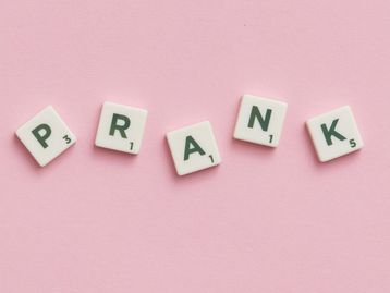 Posso processar alguém por causa de uma prank ou pegadinha na internet?