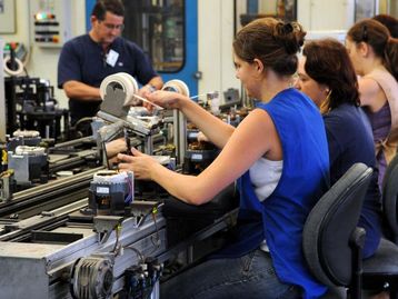 A 'volta' da indústria: o que é preciso para gerar bons empregos no Brasil?
