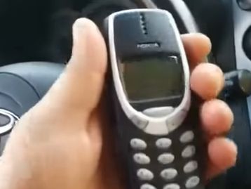 Criminosos usam réplica do Nokia 3310 e caixa de som para roubar carros