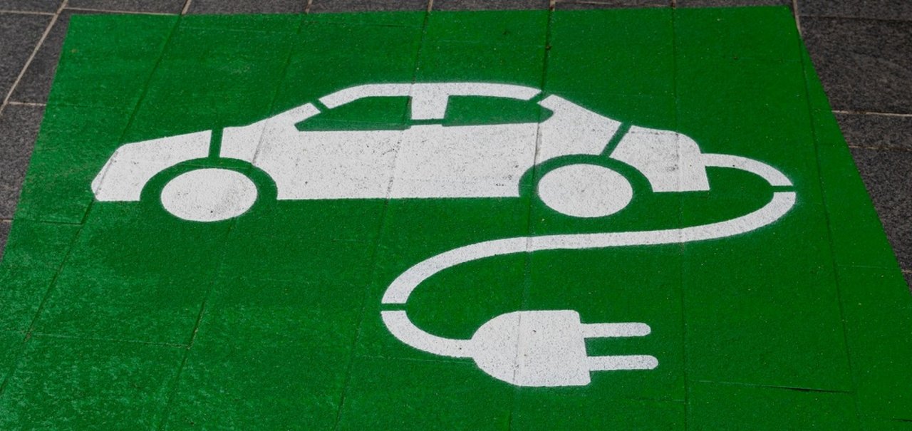 Rodovia recarrega carros elétricos em movimento: a nova aposta da Suécia