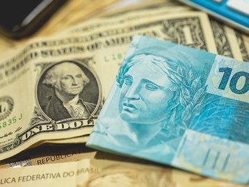Dólar caindo: como isso impacta no mercado e no valor dos eletrônicos?