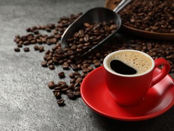 Tomar café para acordar realmente funciona? Cientistas explicam possível efeito placebo