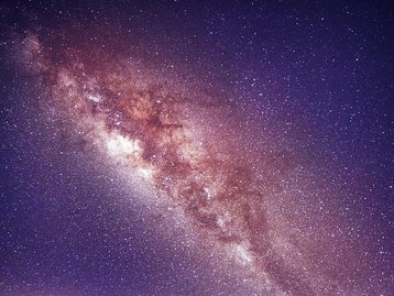Telescópios espaciais detectam estrelas antigas e raras no centro da galáxia