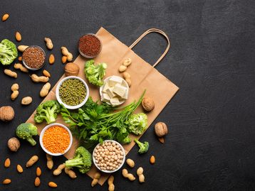 Veganos causam apenas 30% do impacto ambiental de dietas ricas em carne, diz estudo
