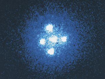 Cruz de Einstein é descoberta distorcendo o espaço-tempo