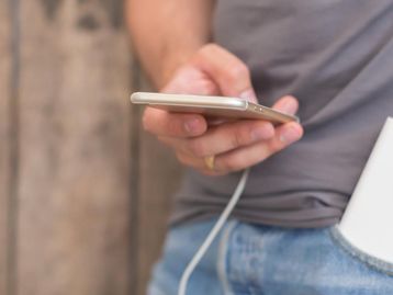 7 maneiras de carregar o celular quando falta energia