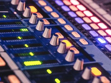 Meta lança AudioCraft, IA generativa que cria músicas e sons a partir de textos