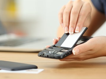 Celulares devem ter bateria removível até 2027, decide União Europeia