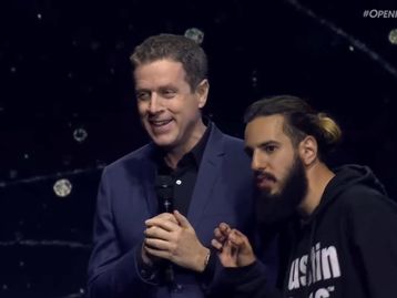 Homem invade palco da Gamescom 2023 e pede GTA 6; veja vídeo