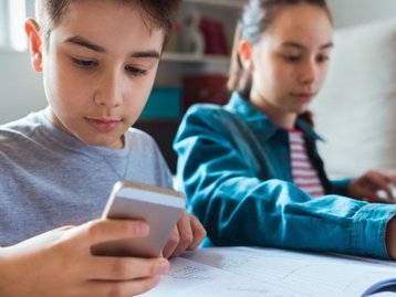 Celular em sala de aula: vantagens nos processos de aprendizagem