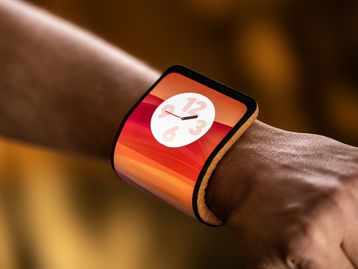 Motorola exibe tela dobrável que se enrola no pulso e anuncia o assistente MotoAI