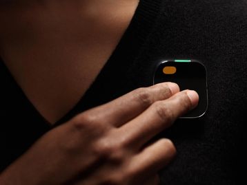 Humane AI Pin: aparelho com IA tira fotos, tem assistente pessoal e até projeta imagens na palma da mão