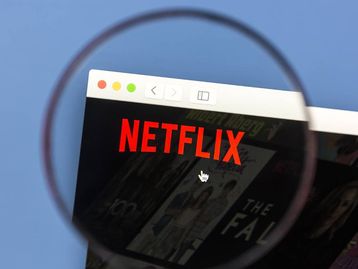 Diretor desvia milhões da Netflix para comprar Dogecoin e carros de luxo