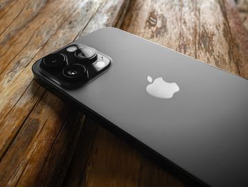 Jovem compra iPhones pelo WhatsApp e recebe caixa com vibrador
