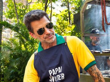 Zack Snyder faz churrasco no Brasil com elenco de Rebel Moon na CCXP