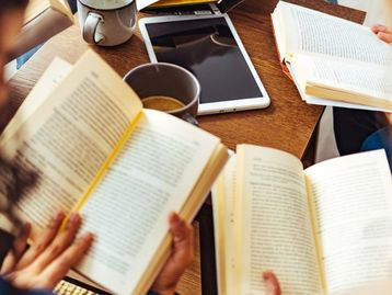 Livros para presentear: 25 opções com capas especiais e brindes por menos de R$ 50