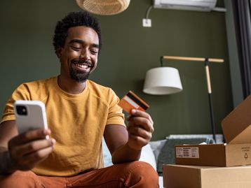 Compras no varejo crescem nos apps, mas caem em outras plataformas