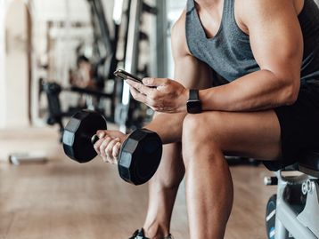 Usar o celular atrapalha o treino? Descubra!