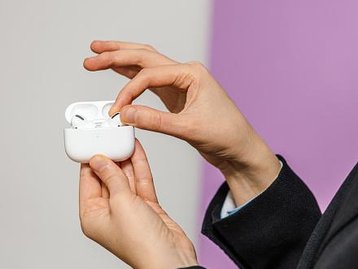 Apple AirPods 4 terá novo design e cancelamento de ruído, sugere rumor