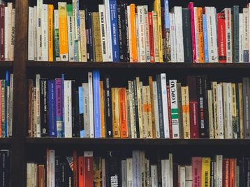 Mais de 30 livros físicos por menos de R$ 13,90 na Amazon: George Orwell, Jane Austen, Machado de Assis e outros autores