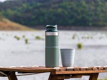 6 garrafas Stanley para manter as bebidas geladas durante o verão