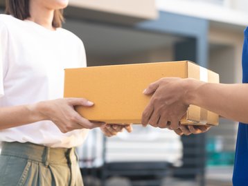 Mulher compra iPhone na Amazon e recebe embalagem de leite condensado