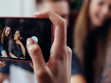 Câmara aprova PL que obriga celular a emitir som ao tirar fotos