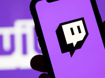 Streamer polêmica da Twitch viraliza ao jogar Fortnite na bunda; veja