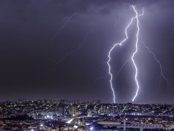 Pode mexer no celular quando está trovejando?