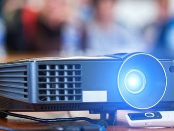 Procurando um projetor? Confira modelos Epson, Multilaser, Samsung e mais com até 47% de desconto