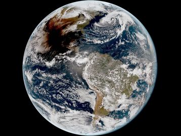 Eclipse solar total visto do espaço: ISS mostra sombra da Lua cruzando a Terra