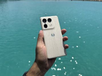 Motorola anuncia Edge 50 com a melhor câmera que já fez e versão em madeira