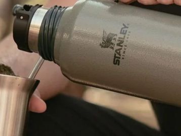 Garrafa Stanley na promoção: 20% de desconto no site oficial da marca