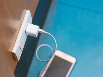 Anatel atualiza normas de segurança para carregadores de celular; veja