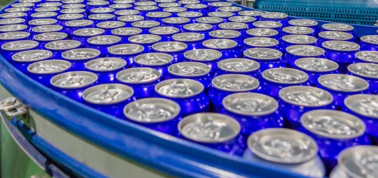 Ambev pausa produção de cerveja para envasar água potável para RS