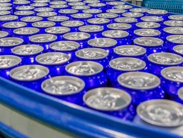 Ambev pausa produção de cerveja para envasar água potável para RS