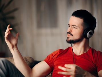 YouTube Music ganha busca para achar músicas que você cantarola ou assobia